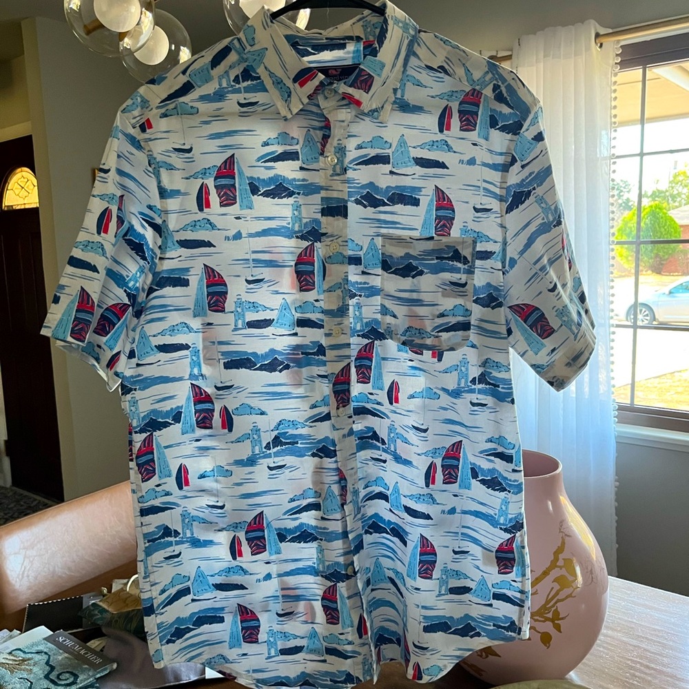 Excellent condition Vineyard Vines Men’s Medium short sleeve button down shirt
